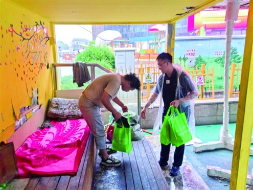 救助人员全覆盖巡查,为流浪人员送去“清凉包”